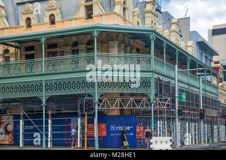 Patrimoine Nettoyage bâtiments Perth incroyable révèle des couleurs vives et de vastes travaux sur balcon en fer forgé avec l'architecture victorienne Banque D'Images