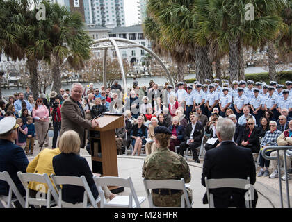 Bob Buckhorn, Maire de Tampa, parle aux membres de la Garde côtière de la garde-côte Américaine Moderne Tampa lors d'un dévouement memorial Samedi, 3 février, 2018 à Tampa Bay History Center, permettant à l'équipage de la Garde côtière canadienne Tampa tués dans la PREMIÈRE GUERRE MONDIALE. Le nouveau mémorial, un 10-par-22 pieds mosaïque vitrail apposé sur le centre a été dévoilé et le SMA de la Garde côtière canadienne. Karl Schultz, commandant de la région de l'Atlantique, comté de Hillsborough Sandy, présidente de la Commission américaine de Mourmansk Rép. Kathy Castor et C.J. Roberts, le directeur général du centre d'histoire, donné tous les commentaires faits pendant la cérémonie. (U.S. Coast Gu Banque D'Images