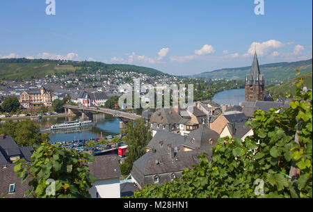 Vue du vignoble sur Bernkastel-Kues et Moselle, Rhénanie-Palatinat, Allemagne, Europe Banque D'Images