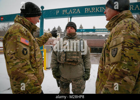 La haute direction de la Garde nationale du Minnesota, visiter les soldats en service durant le Super Bowl Week-end dans le centre-ville de Minneapolis Samedi, 3 février 2018. Le sergent-major de commandement Douglas Wortham (à gauche) et le général de Jon Jensen, adjudant général de la Garde nationale du Minnesota (droite) a parlé avec le Sgt. Furhman du Minnesota Army National Guard's 34e Compagnie de Police militaire. La garde, le partenariat avec les autorités locales, un soutien et la sécurité pendant le Super Bowl et dans les jours qui ont précédé le grand jeu. (U.S. Air National Guard Banque D'Images