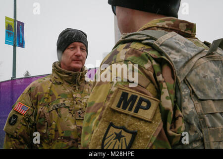 La haute direction de la Garde nationale du Minnesota, visiter les soldats en service durant le Super Bowl Week-end dans le centre-ville de Minneapolis Samedi, 3 février 2018. Le major-général Jon Jensen, adjudant général de la Garde nationale du Minnesota, les soldats de la Garde nationale parle de la 34e Compagnie de Police militaire près de la U.S. Bank Stadium. La garde, le partenariat avec les autorités locales, un soutien et la sécurité pendant le Super Bowl et dans les jours qui ont précédé le grand jeu. (U.S. Air National Guard Banque D'Images