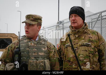 La haute direction de la Garde nationale du Minnesota, visiter les soldats en service durant le Super Bowl Week-end dans le centre-ville de Minneapolis Samedi, 3 février 2018. Le major-général Jon Jensen, adjudant général de la Garde nationale du Minnesota, parle avec le Lieutenant 2e Armée Josh Ritter de la 34e Compagnie de Police militaire près de la U.S. Bank Stadium. La garde, le partenariat avec les autorités locales, un soutien et la sécurité pendant le Super Bowl et dans les jours qui ont précédé le grand jeu. (U.S. Air National Guard Banque D'Images