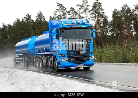 SALO, FINLANDE - le 2 février 2018 : Blue Scania R580 camion-citerne se déplace le long de la route humide en hiver. Banque D'Images