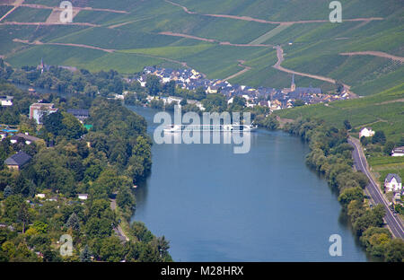 Rivière suisse bateau de croisière tourne sur Moselle, Bernkastel-Kues, Moselle, Moselle, Rhénanie-Palatinat, Allemagne, Europe Banque D'Images