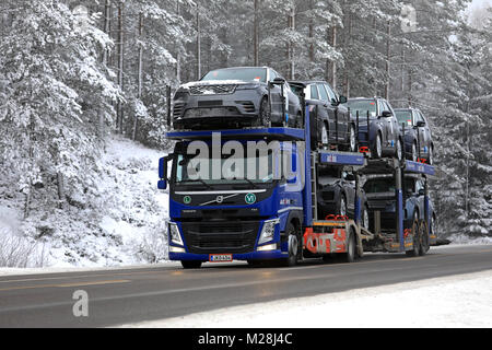 SALO, FINLANDE - le 20 janvier 2018 : Volvo FM car carrier truck d'Autolink transports nouveau Range Rover voitures le long d'une route de campagne en hiver. Banque D'Images