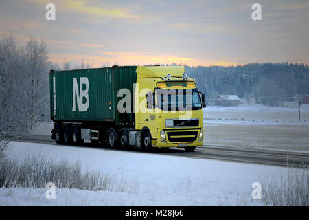 SALO, FINLANDE - le 19 janvier 2018 : Volvo FH Jaune de semi Honkanen parcours Nordic contenant en vrac le long de la route à dusktime en hiver. Banque D'Images