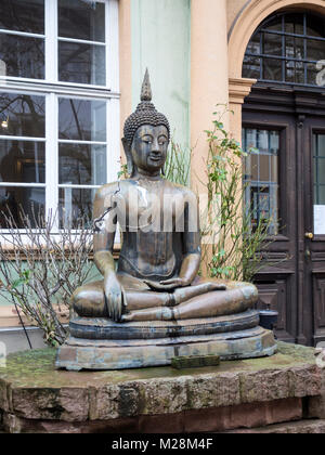 Buddha statue devant le musée ethnologique Heidelberg Banque D'Images