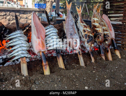 La nourriture de poissons traditionnels Espeto Andalousie, espagne. Banque D'Images