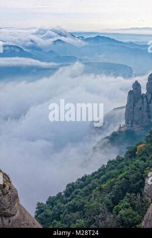 Montserrat hill entre nuages près de Barcelone en Espagne Banque D'Images