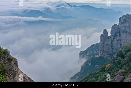 Montserrat hill entre nuages près de Barcelone en Espagne Banque D'Images