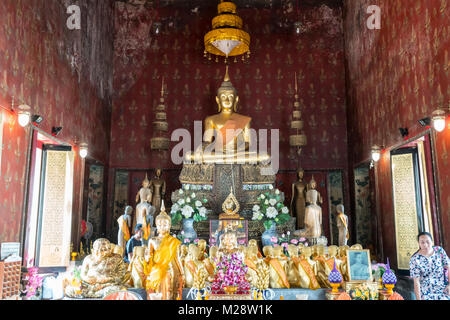 La statue de Bouddha dans le temple de Wat Suthat temple à Bangkok, Thaïlande Banque D'Images