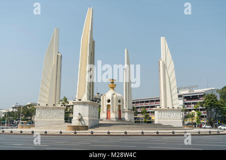 Le monument de la démocratie dans l'avenue Ratchadamnoen à Bangkok, Thaïlande Banque D'Images