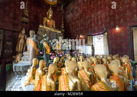 La statue de Bouddha dans le temple de Wat Suthat temple à Bangkok, Thaïlande Banque D'Images