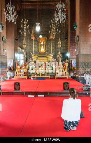 La statue de Bouddha dans le temple de Wat Suthat temple à Bangkok, Thaïlande Banque D'Images