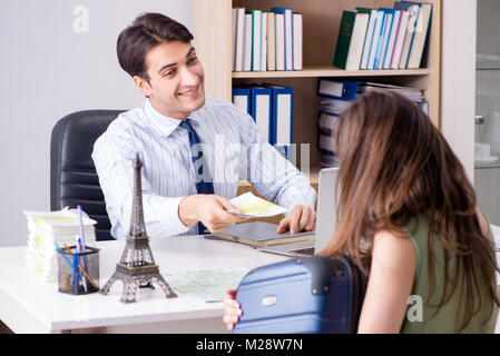 Agent de voyage masculins avec le client en agence Banque D'Images