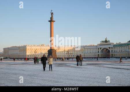 SAINT PETERSBURG, RUSSIE - 31 janvier 2018 : les gens sur la Place du Palais, sur l'arrière-plan de la colonne d'Alexandrie et à l'arche de l'état-major général Banque D'Images