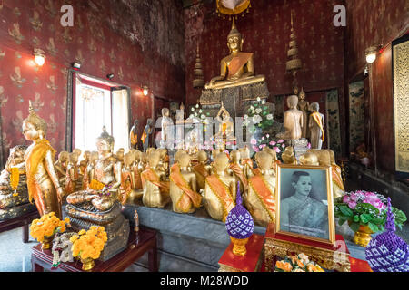 La statue de Bouddha dans le temple de Wat Suthat temple à Bangkok, Thaïlande Banque D'Images