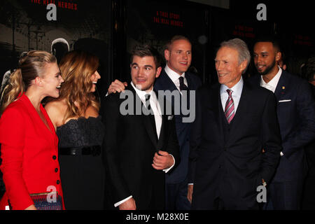 Burbank, Californie, USA. 5 Février, 2018. Jeanne Goursaud, Jenna Fischer, Alek Skarlatos, Spencer Stone, Clint Eastwood, Anthony Sadler 02/05/2018 La première mondiale de 'Les 15:17 à Paris" tenue à l'SJR Theatre at Warner Bros Studios de Burbank, Ca Photo par Izumi Hasegawa / HollywoodNewsWire.co Crédit : Hollywood News Wire Inc./Alamy Live News Banque D'Images