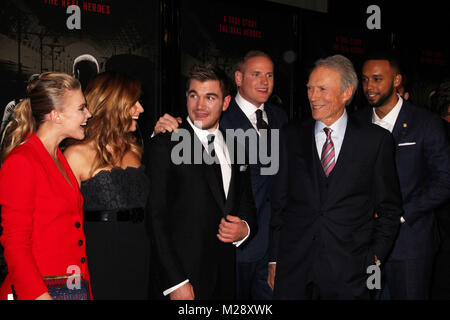 Burbank, Californie, USA. 5 Février, 2018. Jeanne Goursaud, Jenna Fischer, Alek Skarlatos, Spencer Stone, Clint Eastwood, Anthony Sadler 02/05/2018 La première mondiale de 'Les 15:17 à Paris" tenue à l'SJR Theatre at Warner Bros Studios de Burbank, Ca Photo : Cronos/Hollywood News Crédit : Cronos/Alamy Live News Banque D'Images