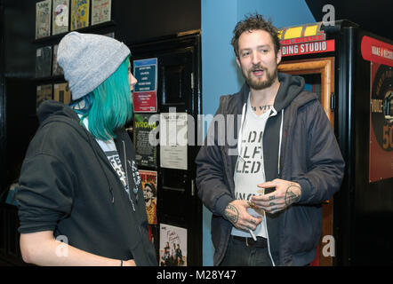 Liverpool, Merseyside, Royaume-Uni. 18 Oct, 2017. Chanteur Auteur-compositeur britannique Frank Turner répond aux fans avant un spectacle intime du club E.B.G.B.S à Liverpool à l'appui de la semaine Lieu indépendant Crédit : Andy Von Pip/ZUMA/Alamy Fil Live News Banque D'Images