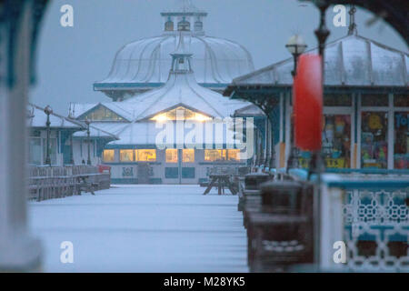 Llandudno, au Pays de Galles, le 6 février 2018. Météo britannique. Comme prévu un avertissement jaune pour la neige pour le Nord du Pays de Galles aujourd'hui avec certaines parties recevant jusqu'à 8 cm sur un terrain plus élevé. La neige très inhabituelle pour la station balnéaire de Llandudno dans le Nord du Pays de Galles que la neige couvre la jetée victorienne de Llandudno, au Pays de Galles : DGDImages Crédit/Alamy Live News Banque D'Images