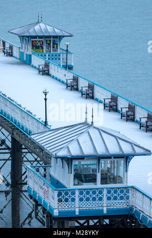 Llandudno, au Pays de Galles, le 6 février 2018. Météo britannique. Comme prévu un avertissement jaune pour la neige pour le Nord du Pays de Galles aujourd'hui avec certaines parties recevant jusqu'à 8 cm sur un terrain plus élevé. La neige très inhabituelle pour la station balnéaire de Llandudno dans le Nord du Pays de Galles que la neige couvre la jetée victorienne à la station côtière Crédit : DGDImages/Alamy Live News Banque D'Images