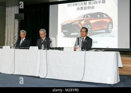 (L à R) Toyota Motor Corp. Senior Managing Officer Masayoshi Shirayanagi, Vice-président exécutif de Koji Kobayashi, et vice-président exécutif Mitsuru Kawai, la parole au cours d'une conférence de presse au siège de la société le 6 février 2018, Tokyo, Japon. Toyota a déclaré un total de 6 678 279 ventes de véhicules entre avril et décembre, soit une augmentation de 34 893 unités par rapport à la même période de l'exercice. Toyota a réalisé un chiffre d'affaires net a augmenté de 8,1 pour cent à 21,7969 milliards de yens tandis que le bénéfice d'exploitation est passé de 1,5554 à 1,7701 billions de yens. Credit : Rodrigo Reyes Marin/AFLO/Alamy Live News Banque D'Images