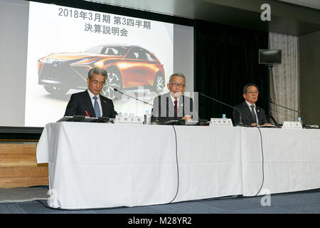 (L à R) Toyota Motor Corp. Senior Managing Officer Masayoshi Shirayanagi, Vice-président exécutif de Koji Kobayashi, et vice-président exécutif Mitsuru Kawai, la parole au cours d'une conférence de presse au siège de la société le 6 février 2018, Tokyo, Japon. Toyota a déclaré un total de 6 678 279 ventes de véhicules entre avril et décembre, soit une augmentation de 34 893 unités par rapport à la même période de l'exercice. Toyota a réalisé un chiffre d'affaires net a augmenté de 8,1 pour cent à 21,7969 milliards de yens tandis que le bénéfice d'exploitation est passé de 1,5554 à 1,7701 billions de yens. Credit : Rodrigo Reyes Marin/AFLO/Alamy Live News Banque D'Images