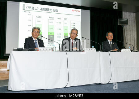 (L à R) Toyota Motor Corp. Senior Managing Officer Masayoshi Shirayanagi, Vice-président exécutif de Koji Kobayashi, et vice-président exécutif Mitsuru Kawai, la parole au cours d'une conférence de presse au siège de la société le 6 février 2018, Tokyo, Japon. Toyota a déclaré un total de 6 678 279 ventes de véhicules entre avril et décembre, soit une augmentation de 34 893 unités par rapport à la même période de l'exercice. Toyota a réalisé un chiffre d'affaires net a augmenté de 8,1 pour cent à 21,7969 milliards de yens tandis que le bénéfice d'exploitation est passé de 1,5554 à 1,7701 billions de yens. Credit : Rodrigo Reyes Marin/AFLO/Alamy Live News Banque D'Images