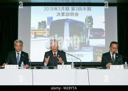 (L à R) Toyota Motor Corp. Senior Managing Officer Masayoshi Shirayanagi, Vice-président exécutif de Koji Kobayashi, et vice-président exécutif Mitsuru Kawai, la parole au cours d'une conférence de presse au siège de la société le 6 février 2018, Tokyo, Japon. Toyota a déclaré un total de 6 678 279 ventes de véhicules entre avril et décembre, soit une augmentation de 34 893 unités par rapport à la même période de l'exercice. Toyota a réalisé un chiffre d'affaires net a augmenté de 8,1 pour cent à 21,7969 milliards de yens tandis que le bénéfice d'exploitation est passé de 1,5554 à 1,7701 billions de yens. Credit : Rodrigo Reyes Marin/AFLO/Alamy Live News Banque D'Images