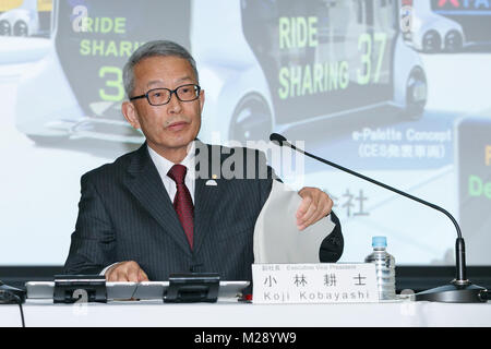 Vice-président exécutif de Koji Kobayashi assiste à une conférence de presse au siège de la société le 6 février 2018, Tokyo, Japon. Toyota a déclaré un total de 6 678 279 ventes de véhicules entre avril et décembre, soit une augmentation de 34 893 unités par rapport à la même période de l'exercice. Toyota a réalisé un chiffre d'affaires net a augmenté de 8,1 pour cent à 21,7969 milliards de yens tandis que le bénéfice d'exploitation est passé de 1,5554 à 1,7701 billions de yens. Credit : Rodrigo Reyes Marin/AFLO/Alamy Live News Banque D'Images