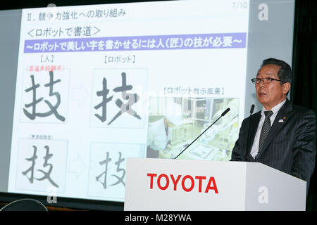 Vice-président exécutif, Mitsuru Kawai prend la parole lors d'une conférence de presse au siège de la société le 6 février 2018, Tokyo, Japon. Toyota a déclaré un total de 6 678 279 ventes de véhicules entre avril et décembre, soit une augmentation de 34 893 unités par rapport à la même période de l'exercice. Toyota a réalisé un chiffre d'affaires net a augmenté de 8,1 pour cent à 21,7969 milliards de yens tandis que le bénéfice d'exploitation est passé de 1,5554 à 1,7701 billions de yens. Credit : Rodrigo Reyes Marin/AFLO/Alamy Live News Banque D'Images