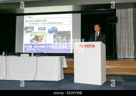 Vice-président exécutif, Mitsuru Kawai prend la parole lors d'une conférence de presse au siège de la société le 6 février 2018, Tokyo, Japon. Toyota a déclaré un total de 6 678 279 ventes de véhicules entre avril et décembre, soit une augmentation de 34 893 unités par rapport à la même période de l'exercice. Toyota a réalisé un chiffre d'affaires net a augmenté de 8,1 pour cent à 21,7969 milliards de yens tandis que le bénéfice d'exploitation est passé de 1,5554 à 1,7701 billions de yens. Credit : Rodrigo Reyes Marin/AFLO/Alamy Live News Banque D'Images