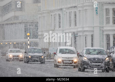 Llandudno, au Pays de Galles, le 6 février 2018. Météo britannique. Comme prévu un avertissement jaune pour la neige pour le Nord du Pays de Galles aujourd'hui avec certaines parties recevant jusqu'à 8 cm sur un terrain plus élevé. La neige très inhabituelle pour la station balnéaire de Llandudno dans le Nord du Pays de Galles comme ces navetteurs découvert en voiture sur le front de mer dans le blizzard © DGDImages/Alamy Live News Banque D'Images