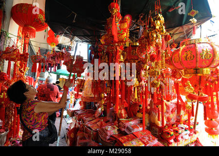 Bangkok, Thaïlande. Feb 6, 2018. Un vender prépare sa boutique pour le prochain Nouvel An chinois dans le quartier chinois de Bangkok, Thaïlande, le 6 février 2018. Credit : Rachen Sageamsak/Xinhua/Alamy Live News Banque D'Images