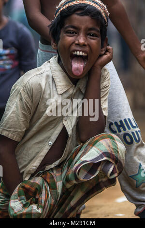 Cox's Bazar (Bangladesh). 6 février 2018 - Cox's Bazar, Bangladesh - un jeune garçon Rohingya tire la langue tout en posant pour une photo dans le camp de réfugiés de Kutupalong à Cox's Bazar. Plus de 800 000 réfugiés Rohingyas ont fui l'État de Rakhine au Myanmar depuis août 2017, comme la plupart d'entre eux continuer à essayer de traverser la frontière pour atteindre le Bangladesh tous les jours. Credit : Marcus Valance/SOPA/ZUMA/Alamy Fil Live News Banque D'Images