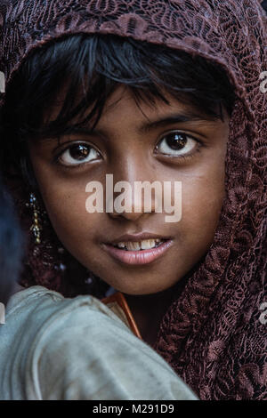 Cox's Bazar (Bangladesh). 25 novembre 2017 - Cox's Bazar, Bangladesh - une jeune fille appelée Rohingya vu Babija posant pour une photo dans le camp de réfugiés de Kutupalong à Cox's Bazar. Plus de 800 000 réfugiés Rohingyas ont fui l'État de Rakhine au Myanmar depuis août 2017, comme la plupart d'entre eux continuer à essayer de traverser la frontière pour atteindre le Bangladesh tous les jours. Credit : Marcus Valance/SOPA/ZUMA/Alamy Fil Live News Banque D'Images