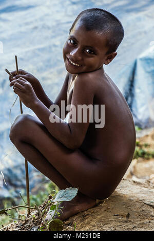 Cox's Bazar (Bangladesh). 6 février 2018 - Cox's Bazar, Bangladesh - un jeune garçon Rohingya vu posant pour une photo dans le camp de réfugiés de Kutupalong à Cox's Bazar. Plus de 800 000 réfugiés Rohingyas ont fui l'État de Rakhine au Myanmar depuis août 2017, comme la plupart d'entre eux continuer à essayer de traverser la frontière pour atteindre le Bangladesh tous les jours. Credit : Marcus Valance/SOPA/ZUMA/Alamy Fil Live News Banque D'Images