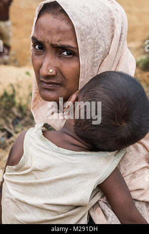 Cox's Bazar (Bangladesh). 6 février 2018 - Cox's Bazar, Bangladesh - les Rohingyas une femme et son bébé vu posant pour une photo dans le camp de réfugiés de Kutupalong à Cox's Bazar. Plus de 800 000 réfugiés Rohingyas ont fui l'État de Rakhine au Myanmar depuis août 2017, comme la plupart d'entre eux continuer à essayer de traverser la frontière pour atteindre le Bangladesh tous les jours. Credit : Marcus Valance/SOPA/ZUMA/Alamy Fil Live News Banque D'Images