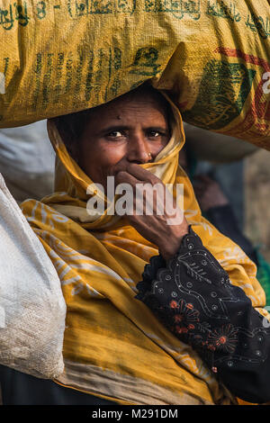 Cox's Bazar (Bangladesh). 6 février 2018 - Cox's Bazar, Bangladesh - une femme rohingya lui couvre le visage d'une photo dans le camp de réfugiés de Kutupalong à Cox's Bazar. Plus de 800 000 réfugiés Rohingyas ont fui l'État de Rakhine au Myanmar depuis août 2017, comme la plupart d'entre eux continuer à essayer de traverser la frontière pour atteindre le Bangladesh tous les jours. Credit : Marcus Valance/SOPA/ZUMA/Alamy Fil Live News Banque D'Images