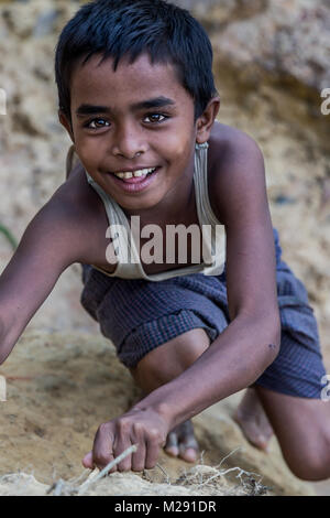 Cox's Bazar (Bangladesh). 6 février 2018 - Cox's Bazar, Bangladesh - un jeune garçon Rohingya vu posant pour une photo dans le camp de réfugiés de Kutupalong à Cox's Bazar. Plus de 800 000 réfugiés Rohingyas ont fui l'État de Rakhine au Myanmar depuis août 2017, comme la plupart d'entre eux continuer à essayer de traverser la frontière pour atteindre le Bangladesh tous les jours. Credit : Marcus Valance/SOPA/ZUMA/Alamy Fil Live News Banque D'Images