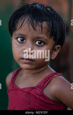 Cox's Bazar (Bangladesh). 6 février 2018 - Cox's Bazar, Bangladesh - une jeune fille Rohingya vu posant pour une photo dans le camp de réfugiés de Kutupalong à Cox's Bazar. Plus de 800 000 réfugiés Rohingyas ont fui l'État de Rakhine au Myanmar depuis août 2017, comme la plupart d'entre eux continuer à essayer de traverser la frontière pour atteindre le Bangladesh tous les jours. Credit : Marcus Valance/SOPA/ZUMA/Alamy Fil Live News Banque D'Images