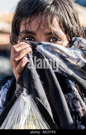 Cox's Bazar (Bangladesh). 6 février 2018 - Cox's Bazar, Bangladesh - une jeune fille Rohingya vu posant pour une photo dans le camp de réfugiés de Kutupalong à Cox's Bazar. Plus de 800 000 réfugiés Rohingyas ont fui l'État de Rakhine au Myanmar depuis août 2017, comme la plupart d'entre eux continuer à essayer de traverser la frontière pour atteindre le Bangladesh tous les jours. Credit : Marcus Valance/SOPA/ZUMA/Alamy Fil Live News Banque D'Images