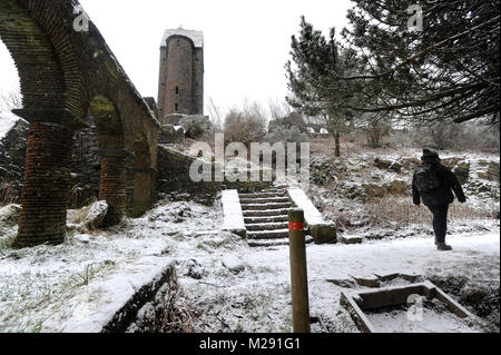 Rivington, jardins, Bolton, Lancashire, UK. 6 Février, 2018. Météo britannique. Scènes d'hiver à Rivington, jardins, Bolton, Lancashire comme un manteau de neige recouvre le sol dans ce qui devrait être la semaine la plus froide de l'année. Une marchette brave les conditions de froid près de la tour à pigeons. Photo par Paul Heyes, mardi 06 février, 2018. Crédit : Paul Heyes/Alamy Live News Banque D'Images