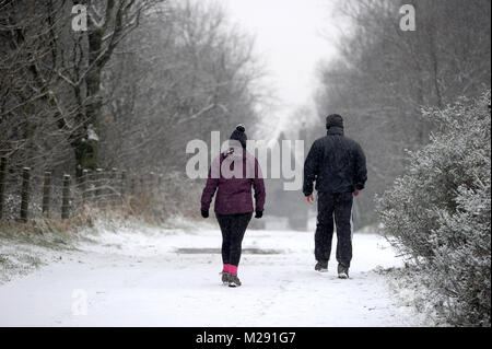 Rivington, jardins, Bolton, Lancashire, UK. 6 Février, 2018. Météo britannique. Scènes d'hiver à Rivington, jardins, Bolton, Lancashire comme un manteau de neige recouvre le sol dans ce qui devrait être la semaine la plus froide de l'année. Les marcheurs braver les conditions de froid. Photo par Paul Heyes, mardi 06 février, 2018. Crédit : Paul Heyes/Alamy Live News Banque D'Images