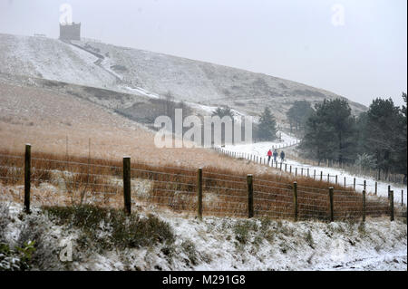 Rivington, jardins, Bolton, Lancashire, UK. 6 Février, 2018. Météo britannique. Scènes d'hiver à Rivington, jardins, Bolton, Lancashire comme un manteau de neige recouvre le sol dans ce qui devrait être la semaine la plus froide de l'année. Les marcheurs braver les conditions de froid sur le chemin vers le bas à partir de Rivington Pike. Photo par Paul Heyes, mardi 06 février, 2018. Crédit : Paul Heyes/Alamy Live News Banque D'Images