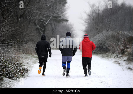 Rivington, jardins, Bolton, Lancashire, UK. 6 Février, 2018. Météo britannique. Scènes d'hiver à Rivington, jardins, Bolton, Lancashire comme un manteau de neige recouvre le sol dans ce qui devrait être la semaine la plus froide de l'année. Un groupe de coureurs bravent les conditions de froid. Photo par Paul Heyes, mardi 06 février, 2018. Crédit : Paul Heyes/Alamy Live News Banque D'Images