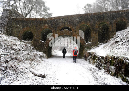 Rivington, jardins, Bolton, Lancashire, UK. 6 Février, 2018. Météo britannique. Scènes d'hiver à Rivington, jardins, Bolton, Lancashire comme un manteau de neige recouvre le sol dans ce qui devrait être la semaine la plus froide de l'année. Les marcheurs braver les conditions de froid. Photo par Paul Heyes, mardi 06 février, 2018. Crédit : Paul Heyes/Alamy Live News Banque D'Images