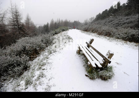 Rivington, jardins, Bolton, Lancashire, UK. 6 Février, 2018. Météo britannique. Scènes d'hiver à Rivington, jardins, Bolton, Lancashire comme un manteau de neige recouvre le sol dans ce qui devrait être la semaine la plus froide de l'année. Les marcheurs braver les conditions de froid. Photo par Paul Heyes, mardi 06 février, 2018. Crédit : Paul Heyes/Alamy Live News Banque D'Images