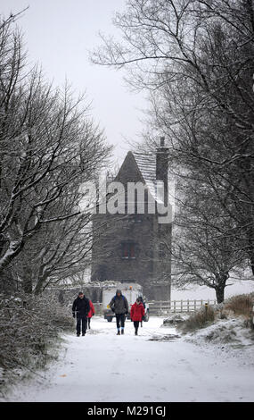 Rivington, jardins, Bolton, Lancashire, UK. 6 Février, 2018. Météo britannique. Scènes d'hiver à Rivington, jardins, Bolton, Lancashire comme un manteau de neige recouvre le sol dans ce qui devrait être la semaine la plus froide de l'année. Les marcheurs braver les conditions de froid près de la tour à pigeons. Photo par Paul Heyes, mardi 06 février, 2018. Crédit : Paul Heyes/Alamy Live News Banque D'Images